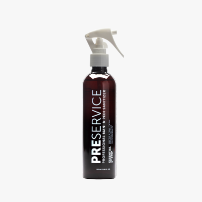 Frasco de spray para pedicure castanho escuro com tampa branca e texto branco em fundo branco