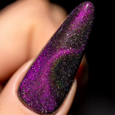 Unha artificial com verniz preto e roxo metálico brilhante