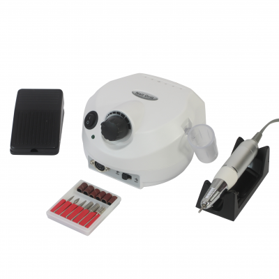 Aparelho elétrico para manicure com base branca, punho metálico e brocas coloridas