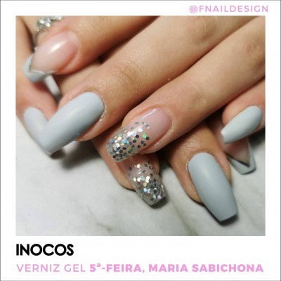Unhas com verniz gel cinzento fosco e glitter prateado
