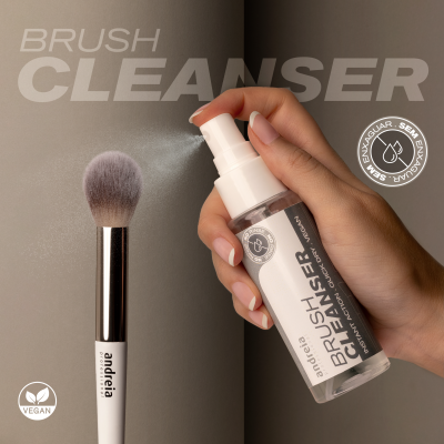 Produto spray limpador de pincéis de maquilhagem marca andreia com pincel em fundo bege