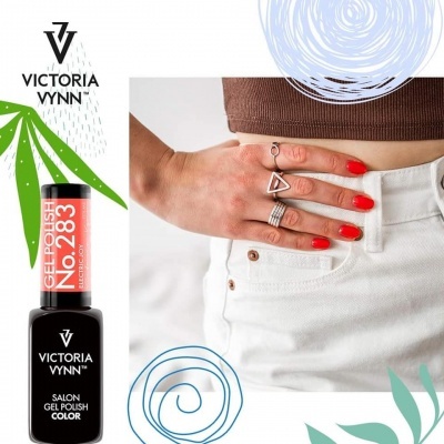 Verniz gel Victoria Vynn No. 283 coral e mão feminina com unhas vermelhas e anéis