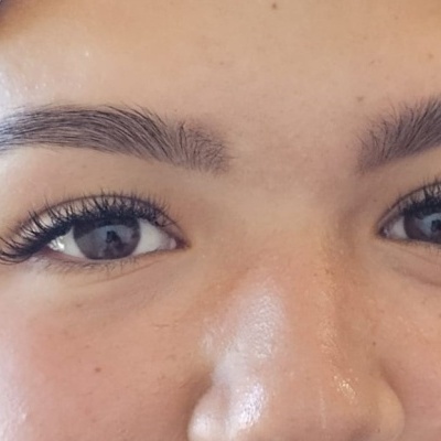 Close-up de rosto feminino com olhos e sobrancelhas destacadas