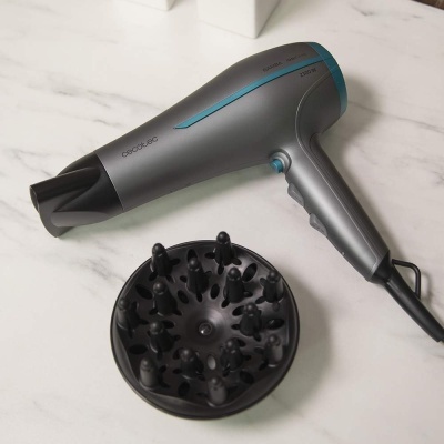 Secador de cabelo cinza com difusor preto na superfície branca