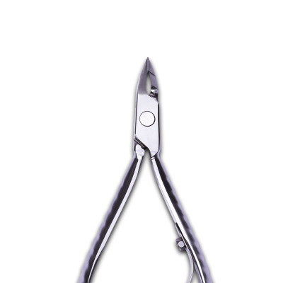 Alicate cortador de cutículas prateado em fundo preto