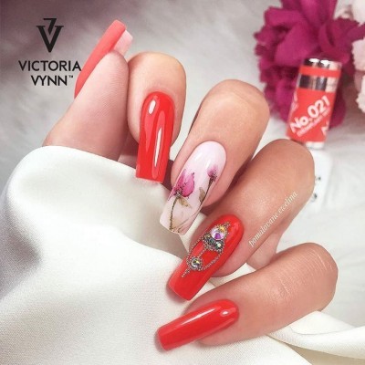 Unhas decoradas com verniz cor-de-laranja e floral