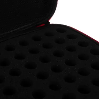 Estojo preto com interior em espuma com cavidades circulares para objetos pequenos
