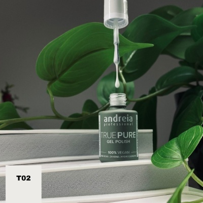 Frasco de verniz gel verde Andreia Professional True Pure com pincel a pingar, folhas verdes ao fundo