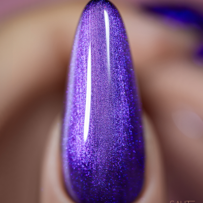 Unha com verniz de gel roxo cintilante e acabamento brilhante.