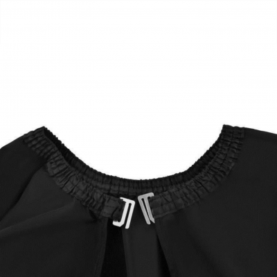 Gola elástica preta com pregas e fecho metálico duplo branco e cinza