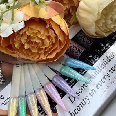 Mostruário de vernizes gel com cores glitteradas pastel junto a flores decorativas.