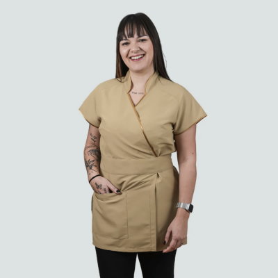 blusa cruzada bege com bolsos frontais