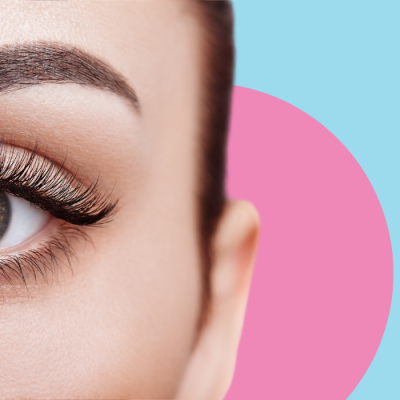 Close-up do olho direito com sobrancelha e pestanas, fundo azul e rosa