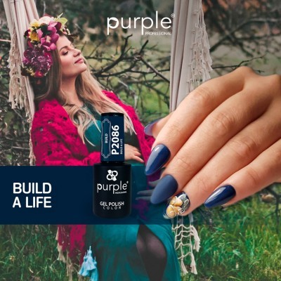 Verniz gel azul P2086 Purple Professional e mulher numa rede ao ar livre