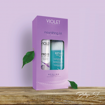 Kit Violet de cosméticos para cabelo com duas embalagens dentro de caixa roxa sobre superfície de madeira e fundo lilás