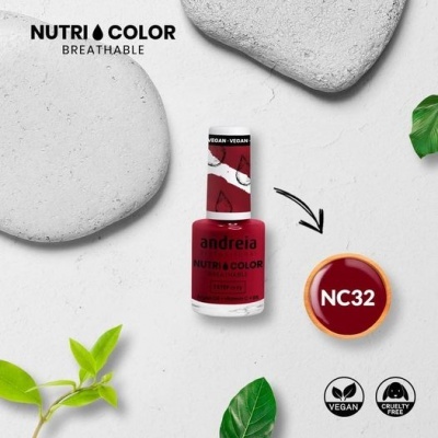 Esmalte de unhas Andreia Nutri Color NC32 com tampa preta e branca e texto VEGAN, rodeado por pedras cinzentas e folhas verdes.