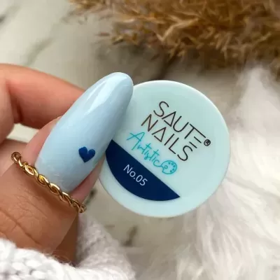 Pote de verniz gel para unhas SAUTE NAILS Artic No.05 com mão feminina segurando
