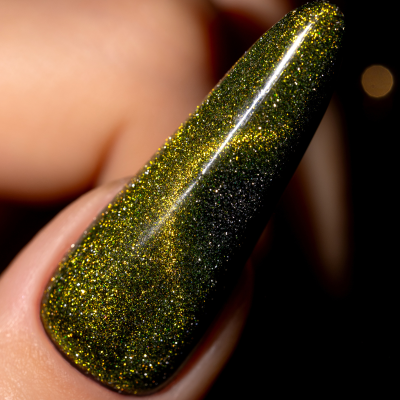 Unha artificial longa com esmalte verde limão metálico e brilho