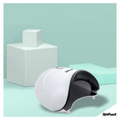 Dispositivo branco e preto com a marca RickiPooch em ambiente minimalista azul claro.