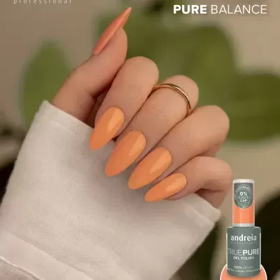 Mão com unhas pintadas de laranja mate e frasco de verniz gel Andreia Professional True Pure cor T57