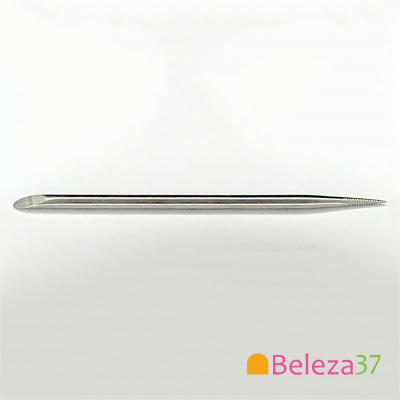 Espeto metálico prateado pontiagudo em fundo branco