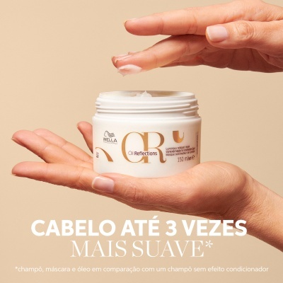 Frasco branco de creme para cabelo segurado por mãos femininas com texto promocional em fundo bege