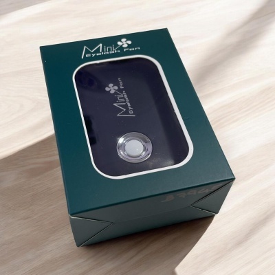 Embalagem verde com dispositivo preto Mini fan e botão prateado