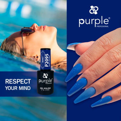 Verniz gel cor azul da Purple Professional com mulher numa piscina e unhas pintadas