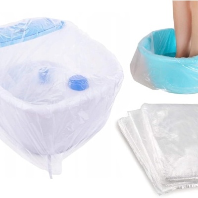 Recipiente azul para pés com plástico transparente descartável e proteções plásticas dobradas