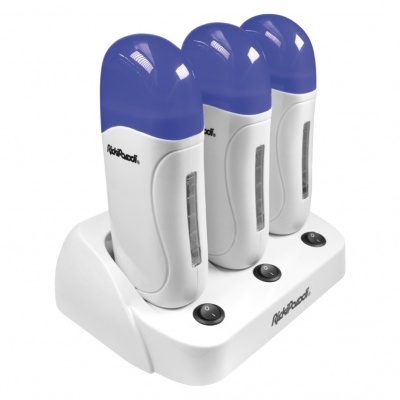 Conjunto de três depiladores brancos com tampas azuis numa base branca