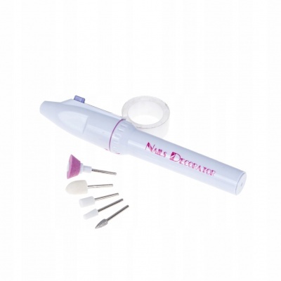Conjunto de manicure com aparelho branco e acessórios