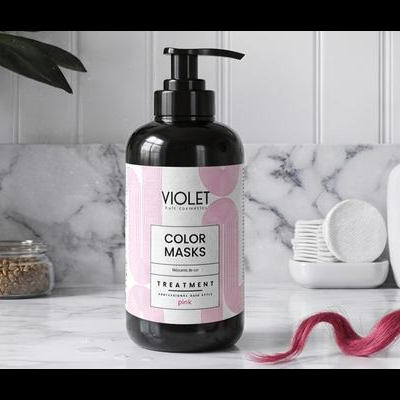 Frasco preto de máscara capilar Violet Color Masks rosa numa bancada de mármore com acessórios de banheiro