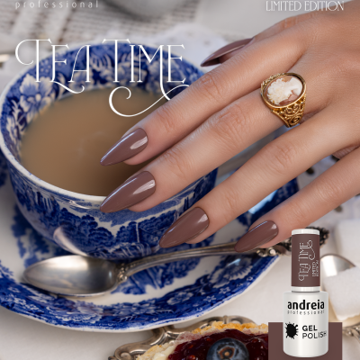 Mãos com unhas pintadas em castanho segurando chávena de porcelana azul e branca, verniz gel Andreia Professional Tea Time TG6