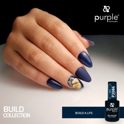 Unha com esmalte gel azul escuro e decoração dourada, frasco de esmalte Purple Professional.