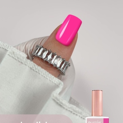 Unha com verniz gel rosa choque brilhante e anel prateado com pedras, frasco de verniz gel rosa Purple Professional.
