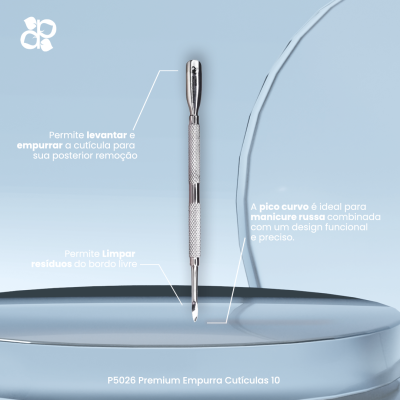 Empurra cutículas metálico prateado com pontas curva e reta sobre base azul claro.