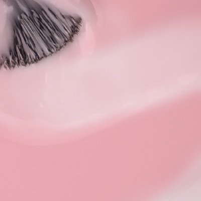 Pincel aplicando líquido cor-de-rosa