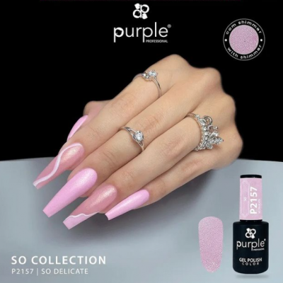 Mão feminina com unhas longas rosa cintilantes e verniz Purple Professional SO COLLECTION P2157.