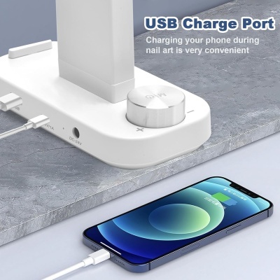 Base branca USB com telemóvel azul a carregar e texto promocional