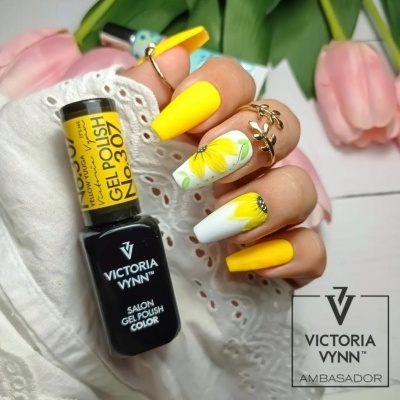 Esmalte de gel amarelo Victoria Vynn Nº 302 com unhas decoradas e tulipas cor de rosa