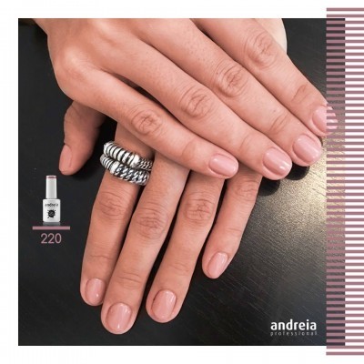 Mãos com manicure nude e anel prateado sobre fundo preto