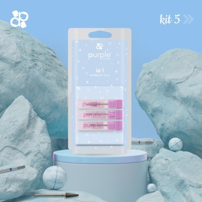 Kit manicure purple 5 embalado em cartão azul claro com seringas rosas e tampas lilás num pedestal branco rodeado de pedras azuis.