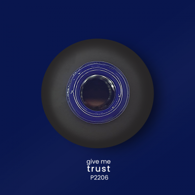 Frasco preto com tampa azul visto de cima sobre fundo azul escuro com texto branco