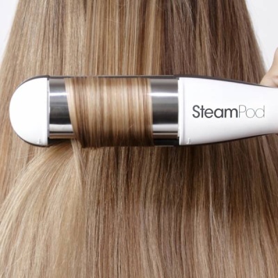 Prancha de cabelo branca SteamPod com cabelos loiros