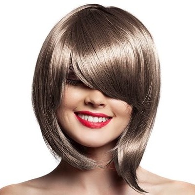 Pessoa com peruca sintética castanho-claro, corte curto cobrindo os olhos e sorriso vermelho.