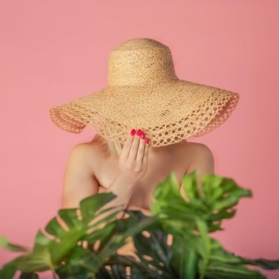Chapéu de palha bege com aba larga trançada