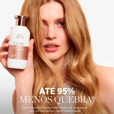 Mulher segurando champô Wella Fusion com texto promocional em branco e dourado