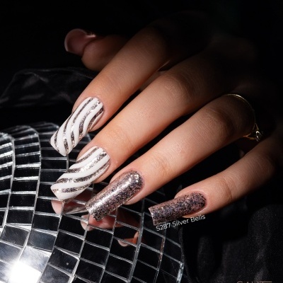 Unhas decoradas em branco e prateado com listras e glitter