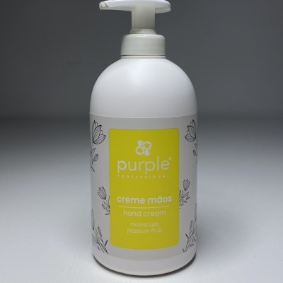 Frasco branco de creme de mãos com doseador e rótulo amarelo