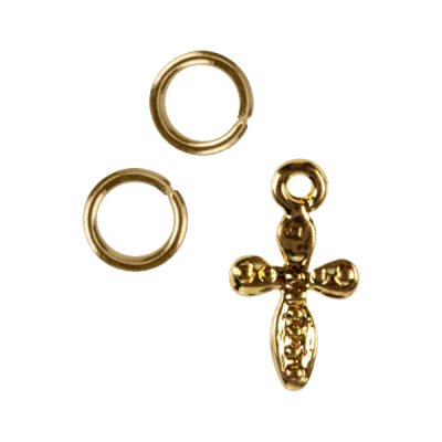 Joias douradas: dois anéis e um pendente cruz texturada